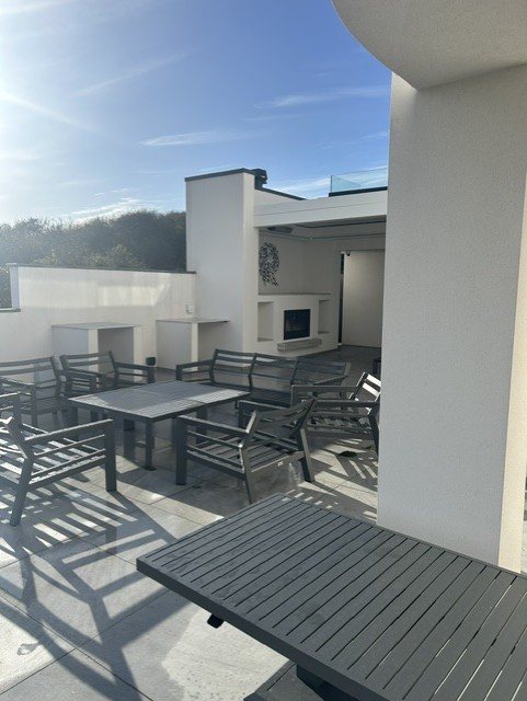 The wider terrace and outdoor kitchen, with bespoke Dekton tabletops