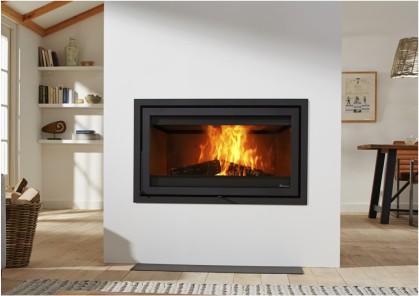 The Dik Geurts Instyle 1000V, a wide landscape built-in wood burning fire